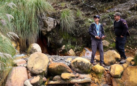Cerca de la piscina de aguas termales existe una grieta que es analizada por técnicos.