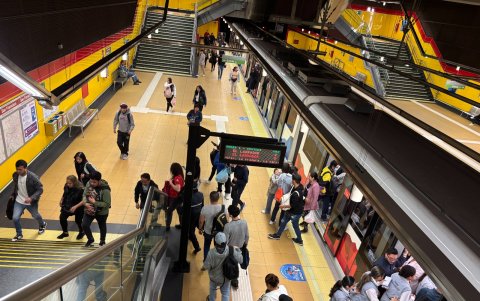 Flota. Después de más de un año de permanecer sin funcionamiento, el tren UT 16 comenzó a operar el 28 de julio tras descarrilarse en noviembre de 2023. Recién ese día se completó la flota del metro.