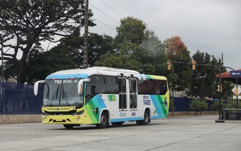 Mientras las otras troncales usan articulados, la cuarta emplea buses similares a las rutas urbanas.