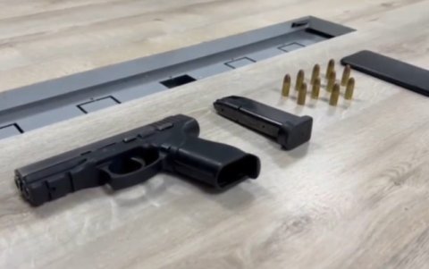 Durante el procedimiento, se incautó una pistola, una alimentadora y diez cartuchos.