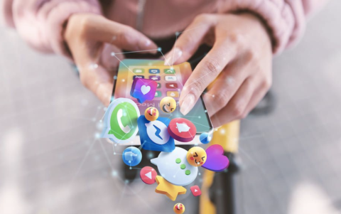 El algoritmo de redes sociales analiza cada interacción para construir un feed personalizado. Lo que ves no es casualidad: es el reflejo de tus hábitos digitales.