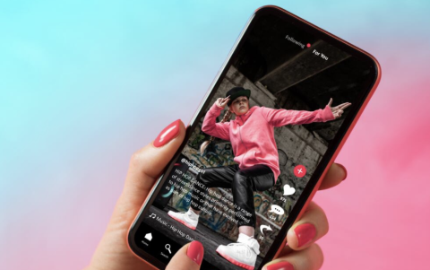 Cada clic, reacción o búsqueda en redes sociales alimenta el algoritmo, que ajusta el contenido mostrado en tiempo real.