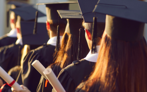 Algunos jóvenes graduados se topan con pocas oportunidades laborales o perfiles que no son compatibles