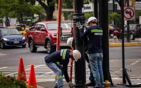 Cambio de bases de postes eléctricos.