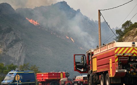 Camiones de bomberos franceses estacionados frente a un incendio forestal cerca de Fraissé-des-Corbières, suroeste de Francia, el 6 de agosto de 2025.