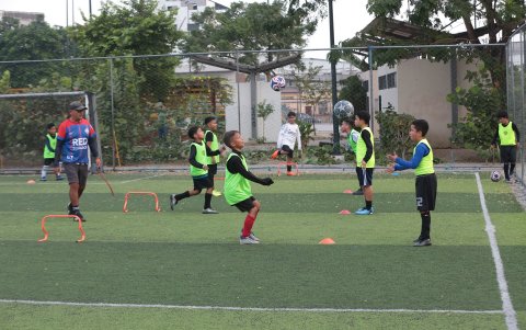 Lo que antes era una cancha de tierra y césped ahora hay una cancha sintética.