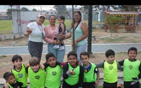 Madres de familia y los pequeños jugadores de la escuela Caribe.
