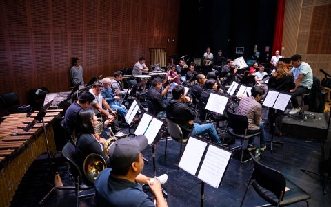La Banda Sinfónica Metropolitana de Quito ensaya junto a la Escuela Lírica para el recital, que será el 7 de agosto.