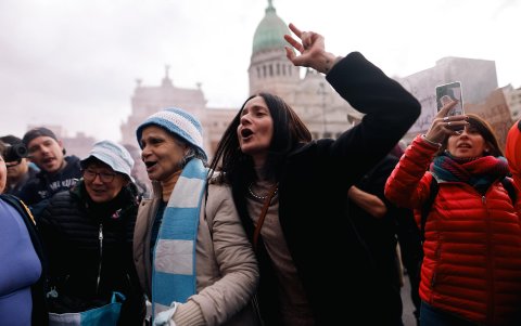Personas participan en una protesta de jubilados este miércoles, 6 de agosto de 2025, en Buenos Aires (Argentina).