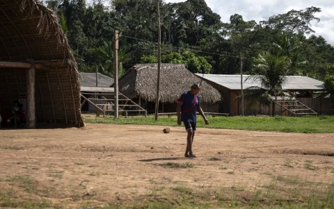 Un hombre indígena asurini camina en la aldea de Ita'aka, en el Territorio Indígena Koatinemo, estado de Pará, Brasil, el 11 de junio de 2025.