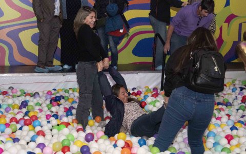 Una piscina de pelotas gigante es una de las opciones favoritas de visitantes de todas las edades.