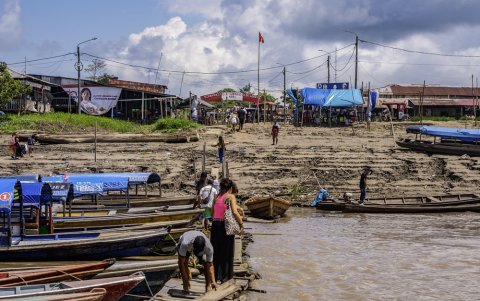 Personas llegan en barco a la isla Santa Rosa, Perú, el 5 de agosto de 2025.