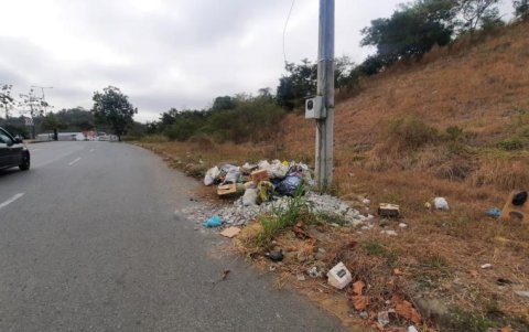 La basura se amontona a un costado de la vía hacia Villa del Rey.