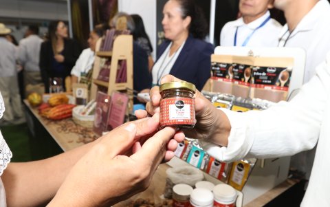 Emprendedores del Guayas destacaron con productos derivados del cacao, como la miel extraída del musílago, posicionando la marca Guayalma como símbolo de sostenibilidad y valor agregado.