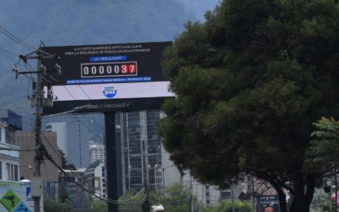 Una valla publicitaria se instaló el la calle Ladrón de Guevara y avenida 12 de Octubre, en el centro-norte de Quito.