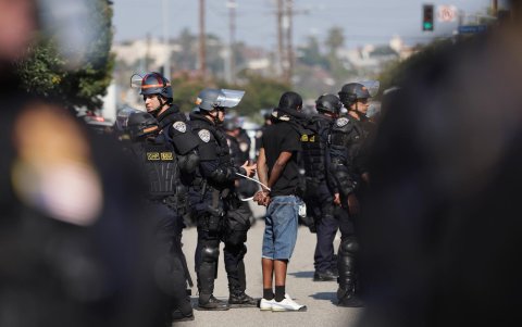 Fotografia de agentes migratorios durante una redada.