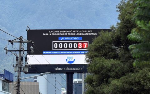 Una valla publicitaria se instaló el la calle Ladrón de Guevara y avenida 12 de Octubre, en el centro-norte de Quito.