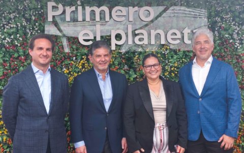 Fernando Coronel, vicepresidente de Banca Empresas y Cadena de Valor; Julio Mackliff, vicepresidente ejecutivo; Cecilia Paredes, rectora de Espol y Mauricio Velásquez, ejecutivo principal de CAF
