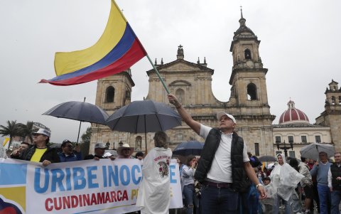 Personas participan en una manifestación en apoyo al expresidente Álvaro Uribe este jueves, en la Plaza de Bolívar en Bogotá (Colombia).