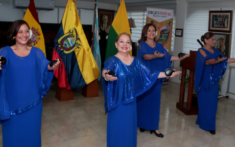 Todos los años, Patty Salcedo rinde homenaje a Guayaquil con su espectáculo de castañuelas.