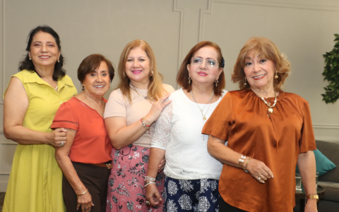 Azucena Díaz, Esperanza Barrezueta, Ileana Limongi, Lourdes Napolitano y Nancy de Schwarz.