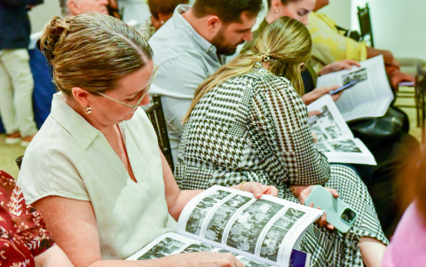María Dolores Piana de Arosemena observa el libro con atención.