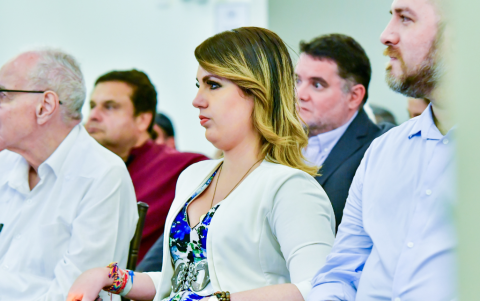María Cristina Kronfle escucha la presentación.