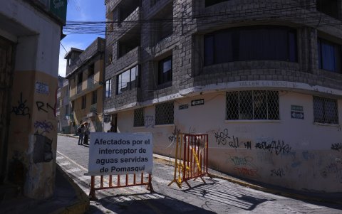 Prevención. En Pomasqui cerraron una vía, para evitar que el peso de camiones genere vibraciones