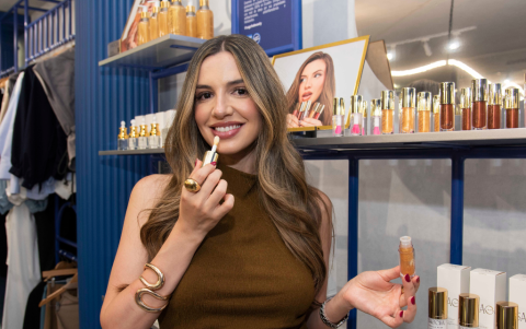 Sara Granja junto a su stand.