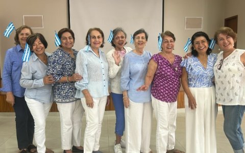 Rafaela junto a las señoras del grupo Recrear