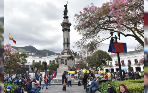 Cada 10 de agosto la Plaza de la Independencia se llena de tributos a dicha fecha