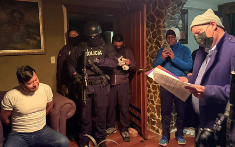 Momento en que el alcalde de Pujilí, José Arroyo, es detenido por la Policía en el marco de una investigación por presunto peculado.