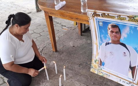 Varias personas aún lamentan las pérdidas de sus familiares.