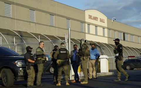 Agentes del Servicio de Inmigración y Control de Aduanas (ICE) en la puerta de Delaney Hall, un centro de detención de inmigrantes recientemente reconvertido en Newark, Nueva Jersey.