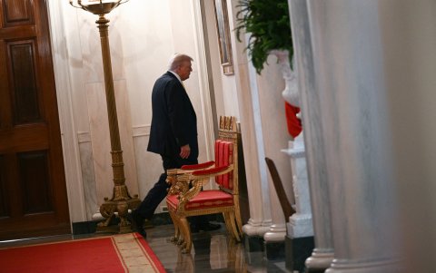 El presidente Donald Trump se marcha tras un discurso en un evento con motivo del Día Nacional del Corazón Púrpura en la Sala Este de la Casa Blanca en Washington, DC, el 7 de agosto de 2025.