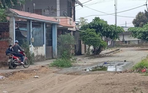 Panorama. Las calles se encuentran en mal estado. En época de lluvias se forman piscinas. y se hace casi imposible transitar.