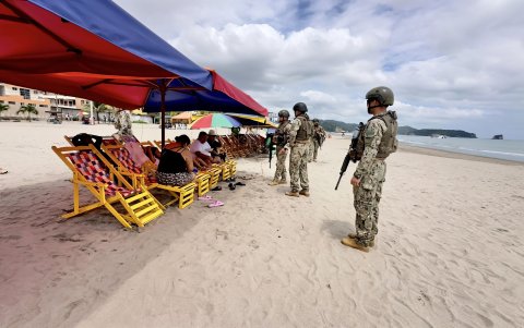 La seguridad en las playas de Esmeraldas se organizó con la Policía Nacional y Fuerzas Armadas.