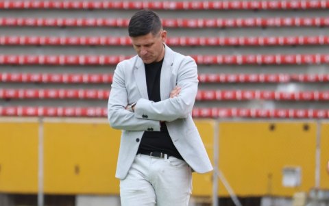 El entrenador Gabriel Pereyra es cuestionado por la hinchada de Aucas.