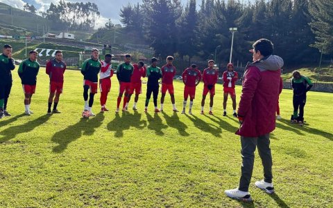Paúl Vélez (d) es el entrenador del Ponchito 2026.