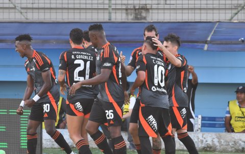 Luis Castillo (i) festeja su gol en la victoria 4-2 de Emelec sobre Manta en el estadio Jocay.