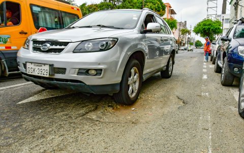 En las calles de Guayaquil asoman huecos de todos los tamaños que ya han causado accidentes. En zonas donde la luz es insuficiente, los daños son mayores.