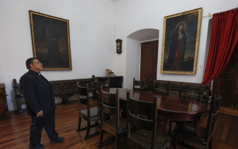 El sacerdote Jhan Morales en el salón, en la Iglesia de El Sagrario, en donde Manuela Cañizares animó a los próceres, en 1809.