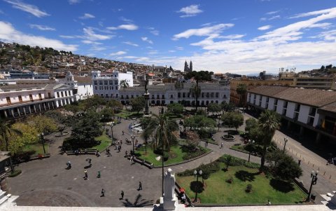 Una vista panorámica de la Plaza Grande, en el Centro Histórico de Quito.