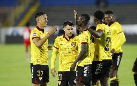 Miguel Parrales (i) y Janner Corozo (d) marcaron los goles de Barcelona SC ante El Nacional.