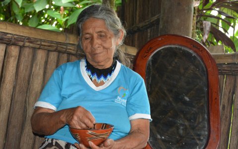 Artesanía. Mujeres kichwas moldean con técnica el barro en vasijas.