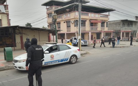 La avenida 3 de Febrero, donde se registró el hecho en el cantón Santa Lucía, permanece custodiada por la Policía en los velorios.