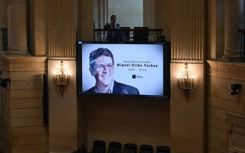 Una foto del fallecido senador Miguel Uribe Turbay es proyectada en una pantalla en el Congreso de Colombia, antes del ingreso de su féretro, este lunes 11 de agosto.