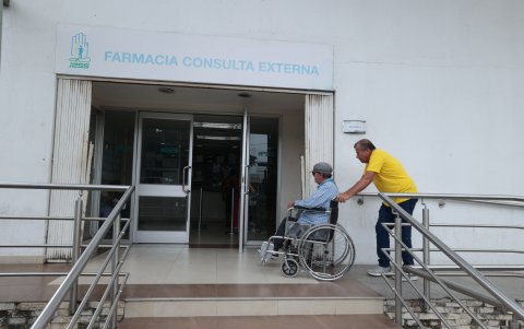 Un jubilado en silla de ruedas, en el área de Farmacia del Hospital Teodoro Maldonado Carbo, en el sur de Guayaquil.