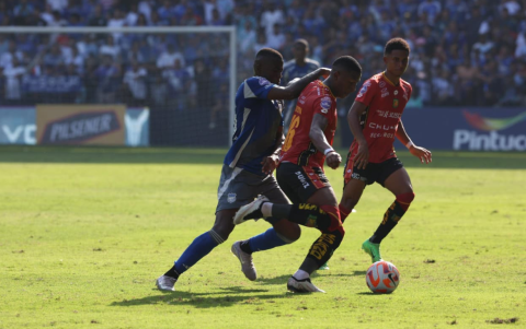 Encuentro entre Emelec y Deportivo Cuenca.