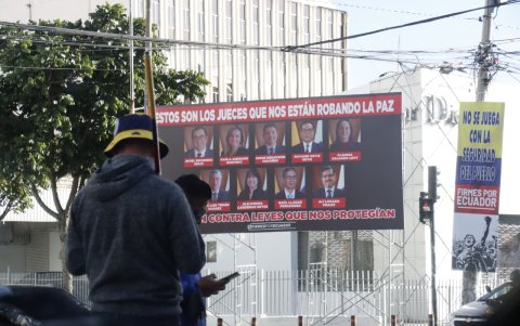 Vallas con los rostros de los nueve jueces de la Corte Constitucional aparecieron este 12 de agosto de 2025 en la ruta de la marcha convocada por el presidente Daniel Noboa.